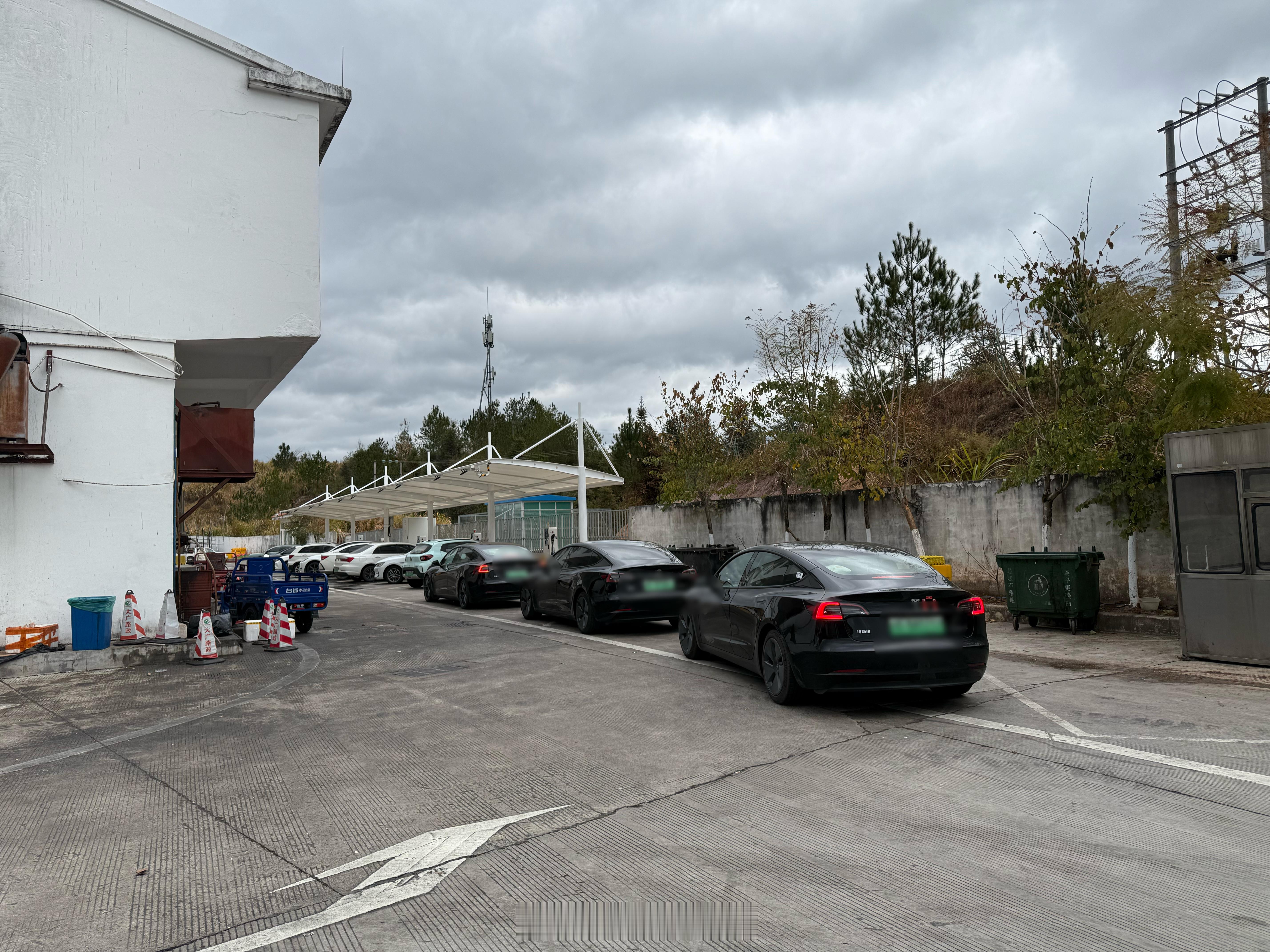 我姐开 ET7 跟我姐夫回江西过年，路上在 300km 左右的连平服务区换电补能