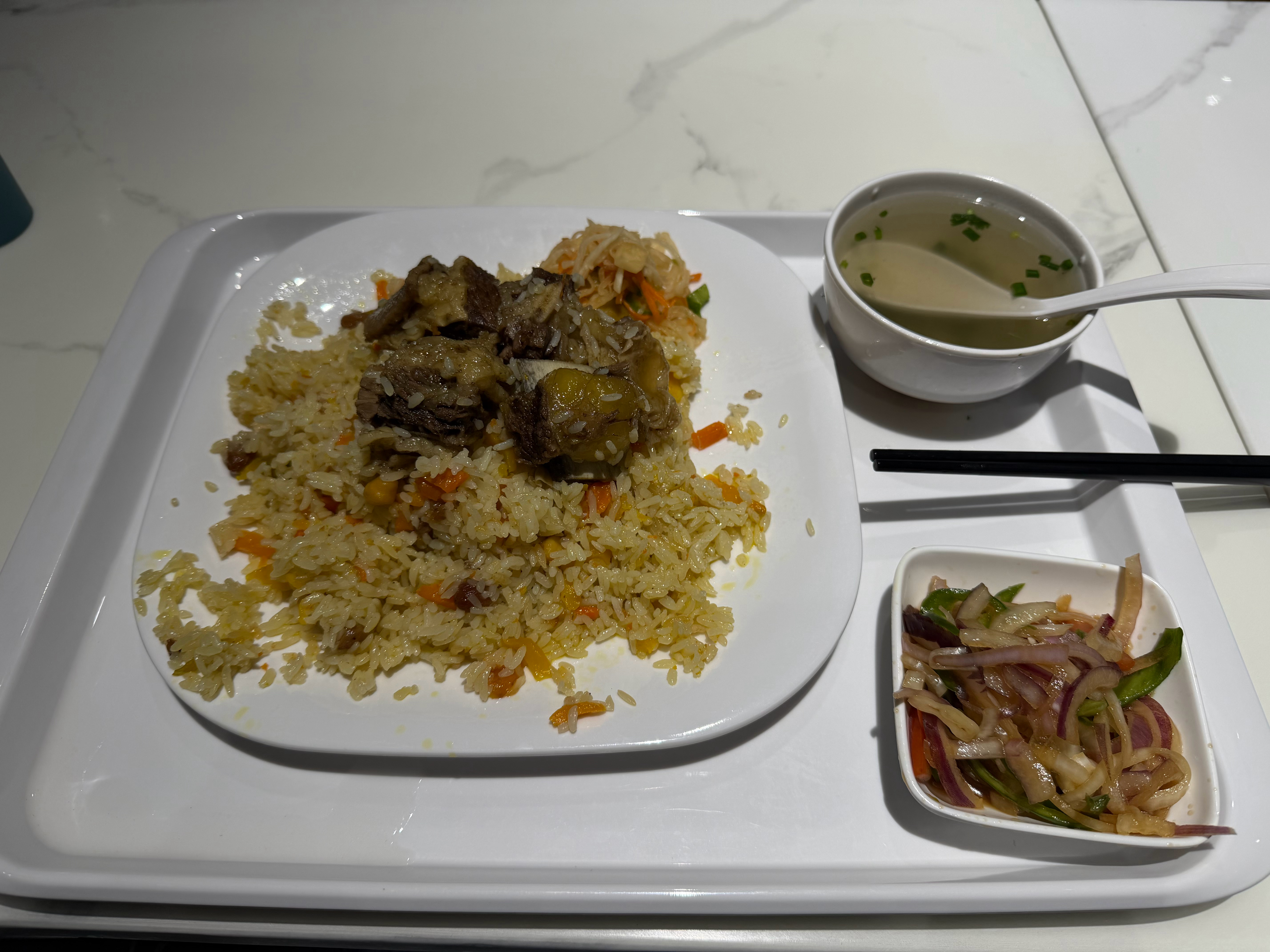 搬到新总部这么久，终于吃上公司的顶流美食「羊肉手抓饭」 