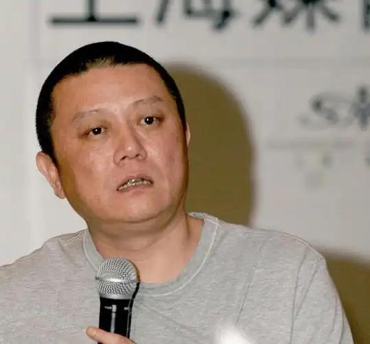 王朔说：“千万别说钱是身外之物，那是死了以后的事。活着没钱，身外无物，那就是裸奔