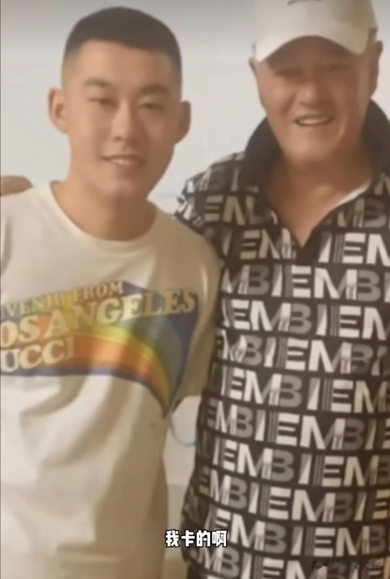 二人转演员王小宝说，“我师父也刷手机，从来不打一个字，哪个主播，看人播得好，说得