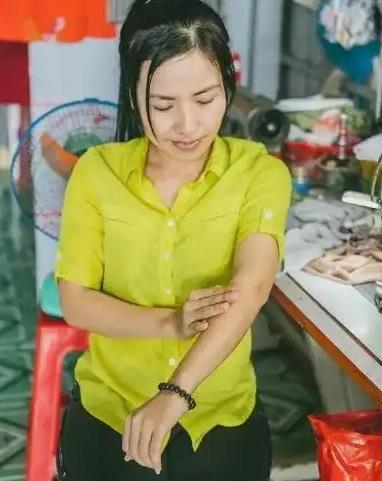 “真稀奇！”2019年，越南农妇邓氏鲜，身体自然发出异香，很多人慕名过来闻一闻，