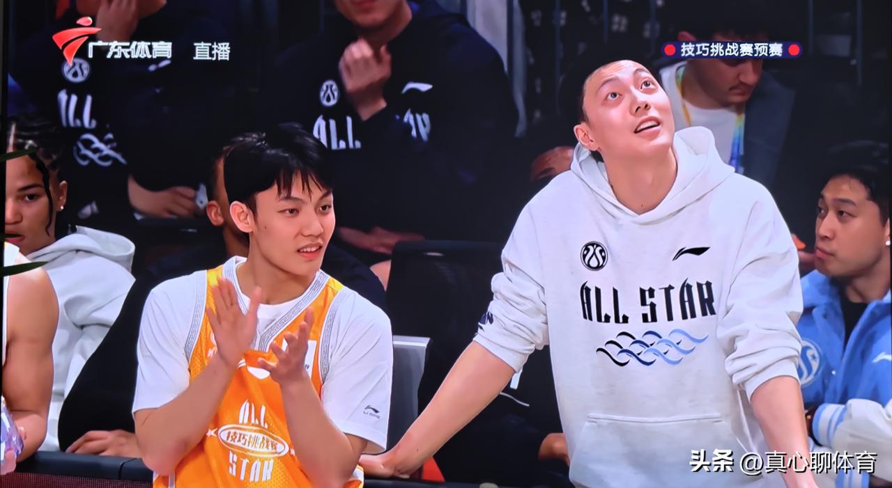 徐杰在技巧赛预赛的表现有点茫然
在开始比赛的时候还在确认顺序[笑哭][笑哭][笑