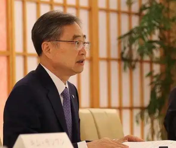 王毅外长8月19日在首尔回答凤凰卫视记者提问时：“中国是当今世界上最大的市场，韩