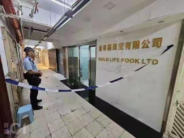 10名男子一起闯入香港打金工场，掠走值5800万金条金砖后逃跑
17日，在香港恒