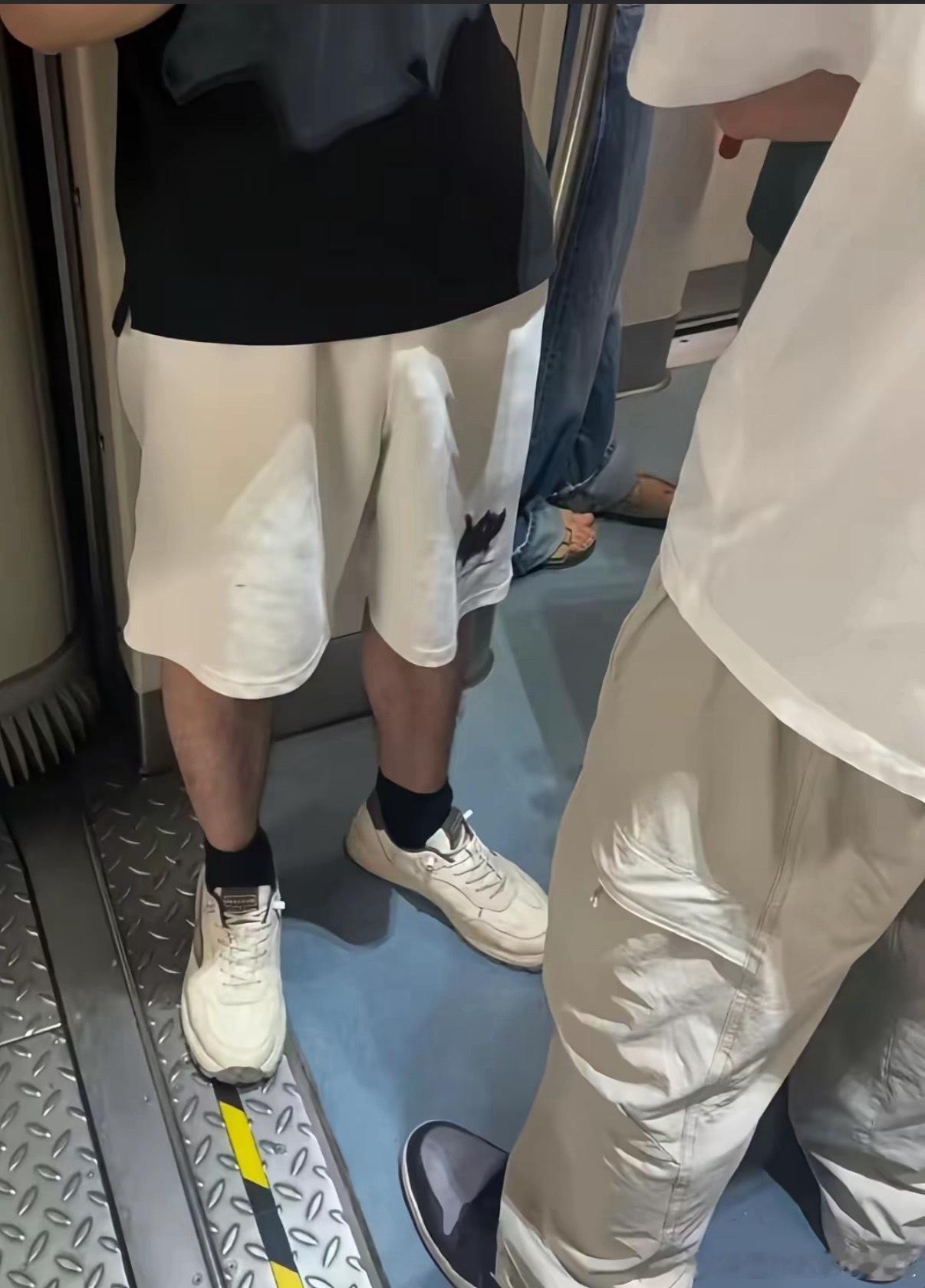 地铁上偶遇帅哥