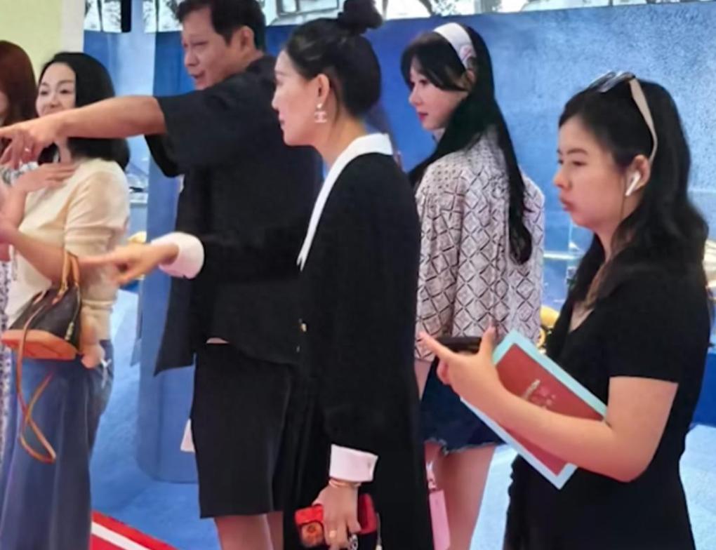 范志毅被曝带小17岁妻子看展，女方吸睛美到发光，夫妻被误认为是父女

 
最近，