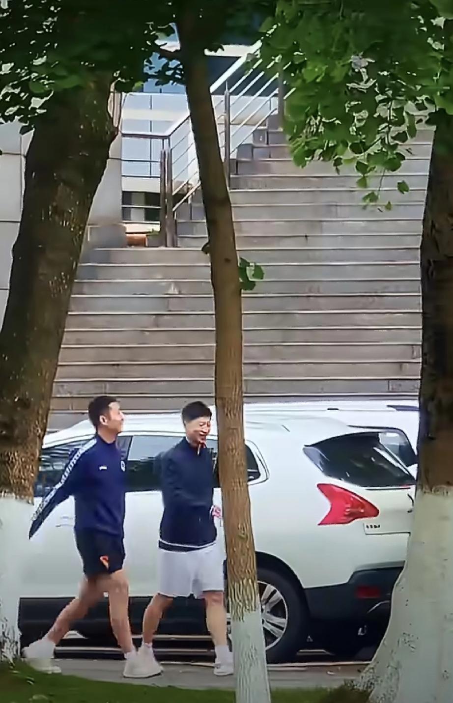 世界在变，龙蟒不变[赞]！
在国乒成都封训基地，马龙和许昕有说有笑的下班了，两个