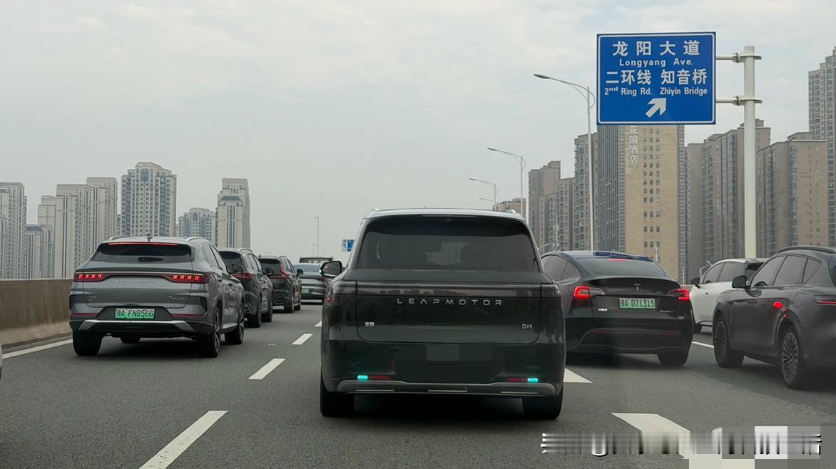其实单次纯电续航有个四五百公里已经非常不错了
只是小米把续航做的太极致了再加上小