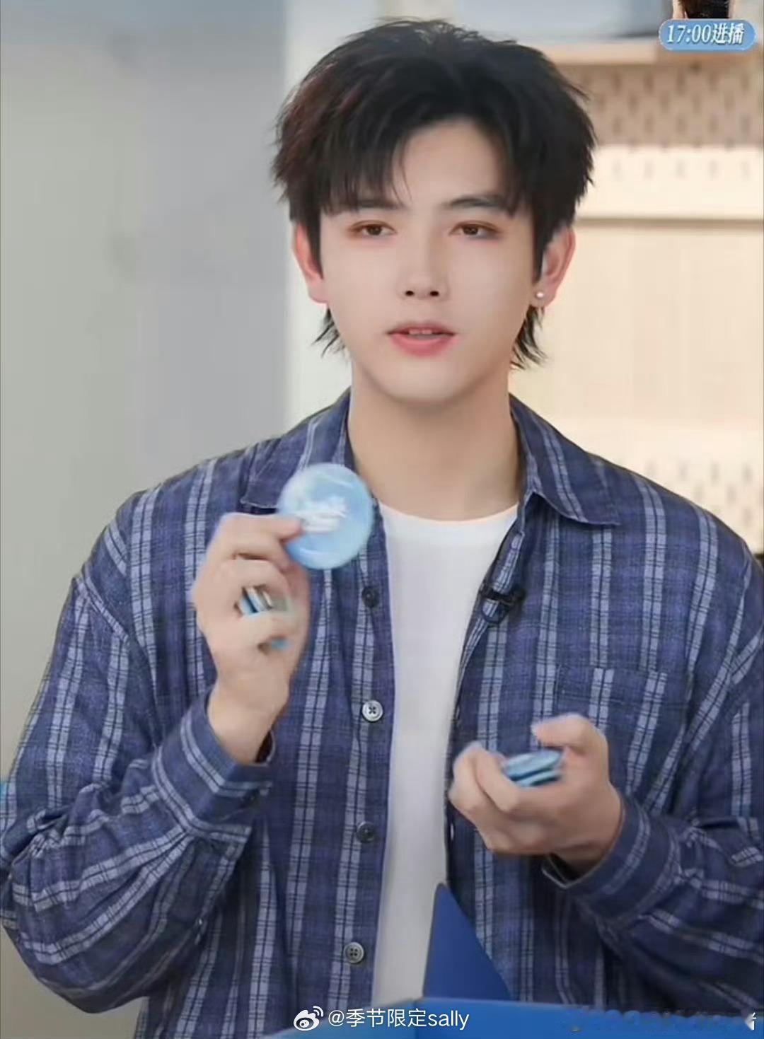 陈飞宇今日直播狼尾造型 