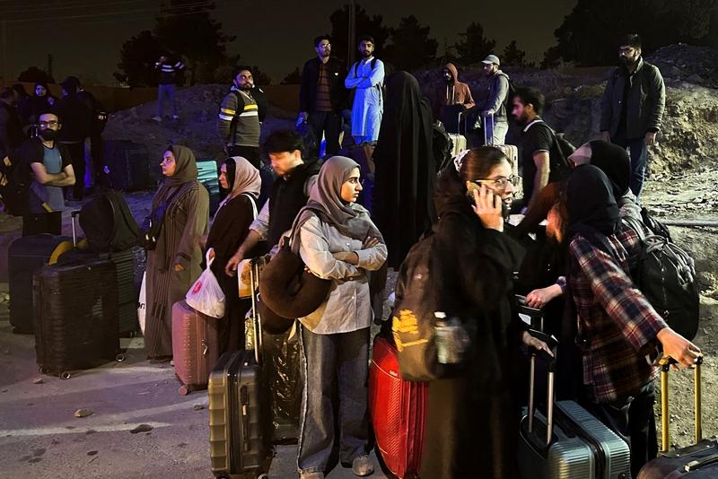 美以袭击中遇难的三年级伊朗学生：她的课本还摊开着，再也等不到放学
 
谁能想到，