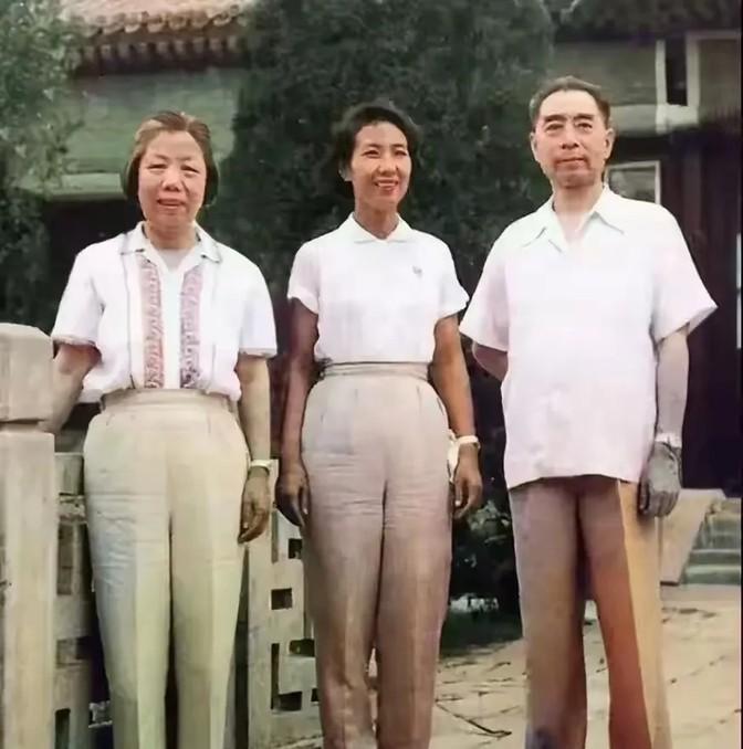两边的人大家基本都认识，但中间那位美女可能就没几个人知道了。两边的小姐姐们大家都