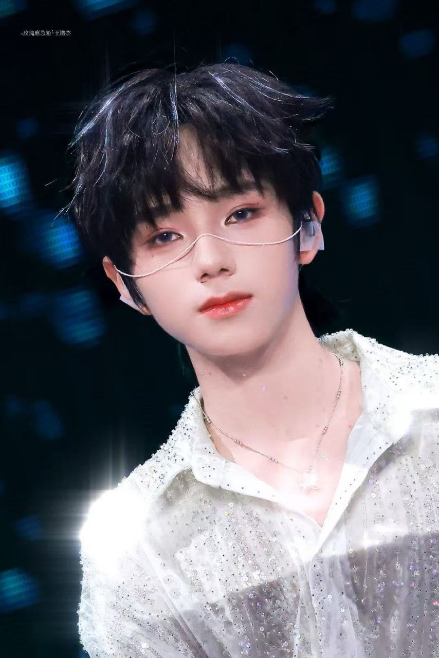 【投稿〡王橹杰】王橹杰脸链 TF家族四代练习生王橹杰《雨爱》舞台 脸链造型帅出新