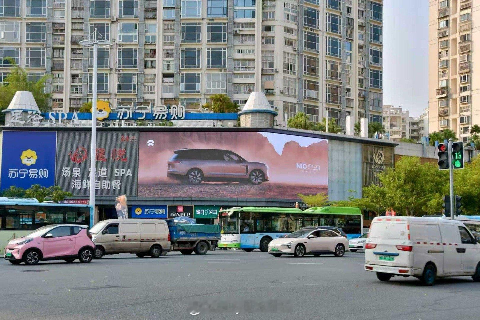 厦门这个ES9的广告位太绝了！再配上这张大气的画面！每个等红绿灯的人都会多看一眼
