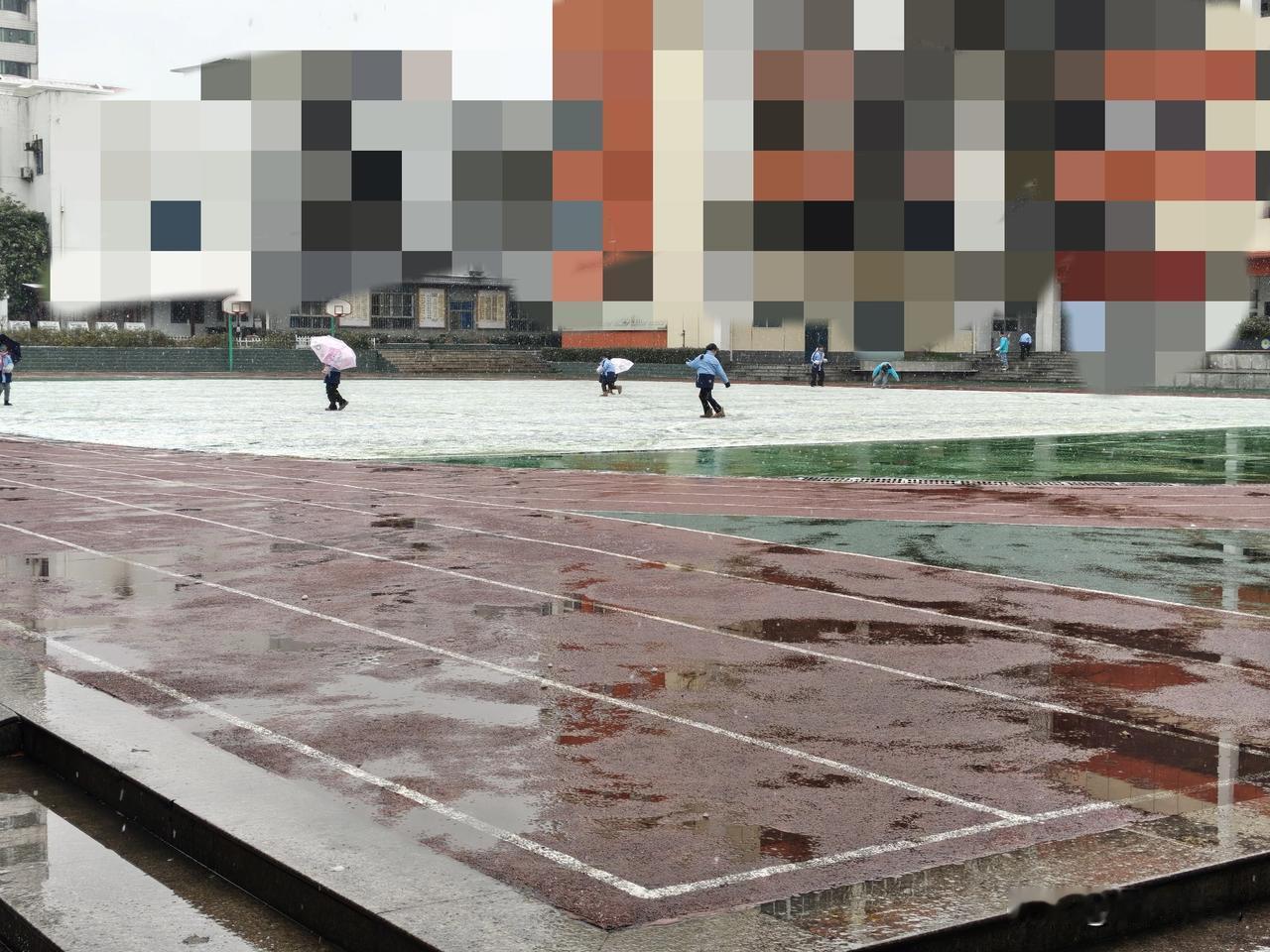 这个天气预报有点‘说话不算数’

昨天接连几个大雪预警，一直等到半夜不见半点雨滴