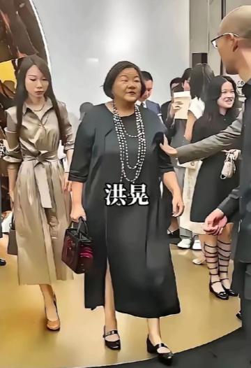 洪晃一句话把两“名媛”的底裤扒了。她说田朴珺、杨澜把欧美礼仪当圣经，连端茶都要学