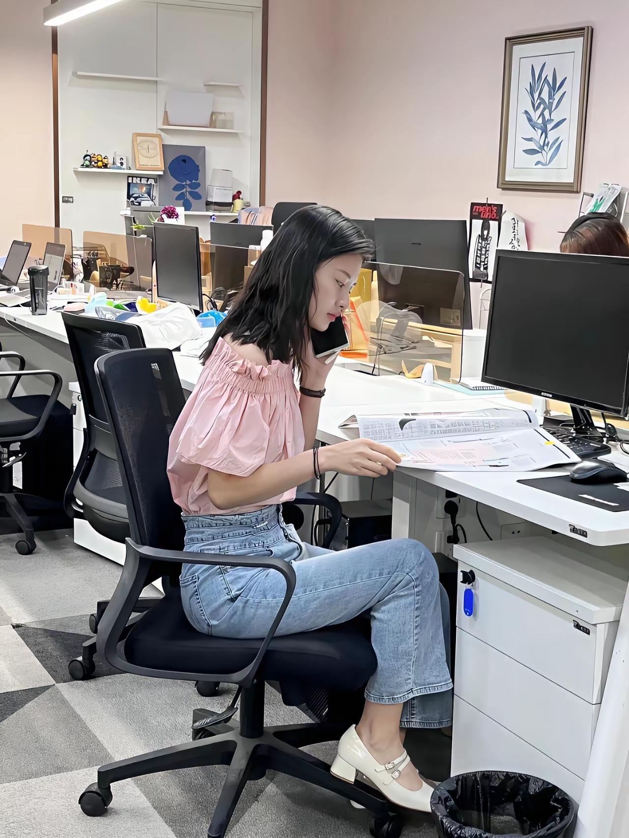 办公室里新招了一个00后的小姑娘，清春靓丽和泼热情爽朗的笑声，给沉寂的办公室生活