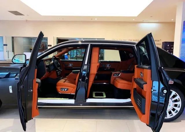 其实劳斯莱斯这种对开门是很正确高速急着想拉屎 停应急两个门打开蹲地上 下面会走光