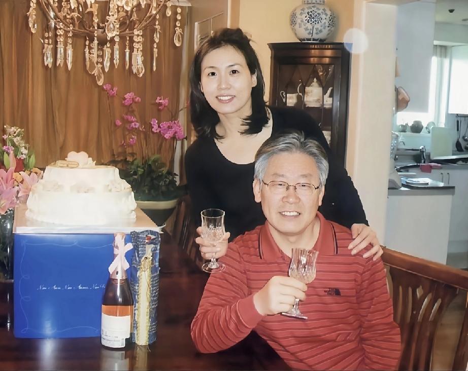 堂堂的韩国总统李在明竟是夫人金惠景眼里的“短腿老公”。
据说韩国总统李在明就爱吃