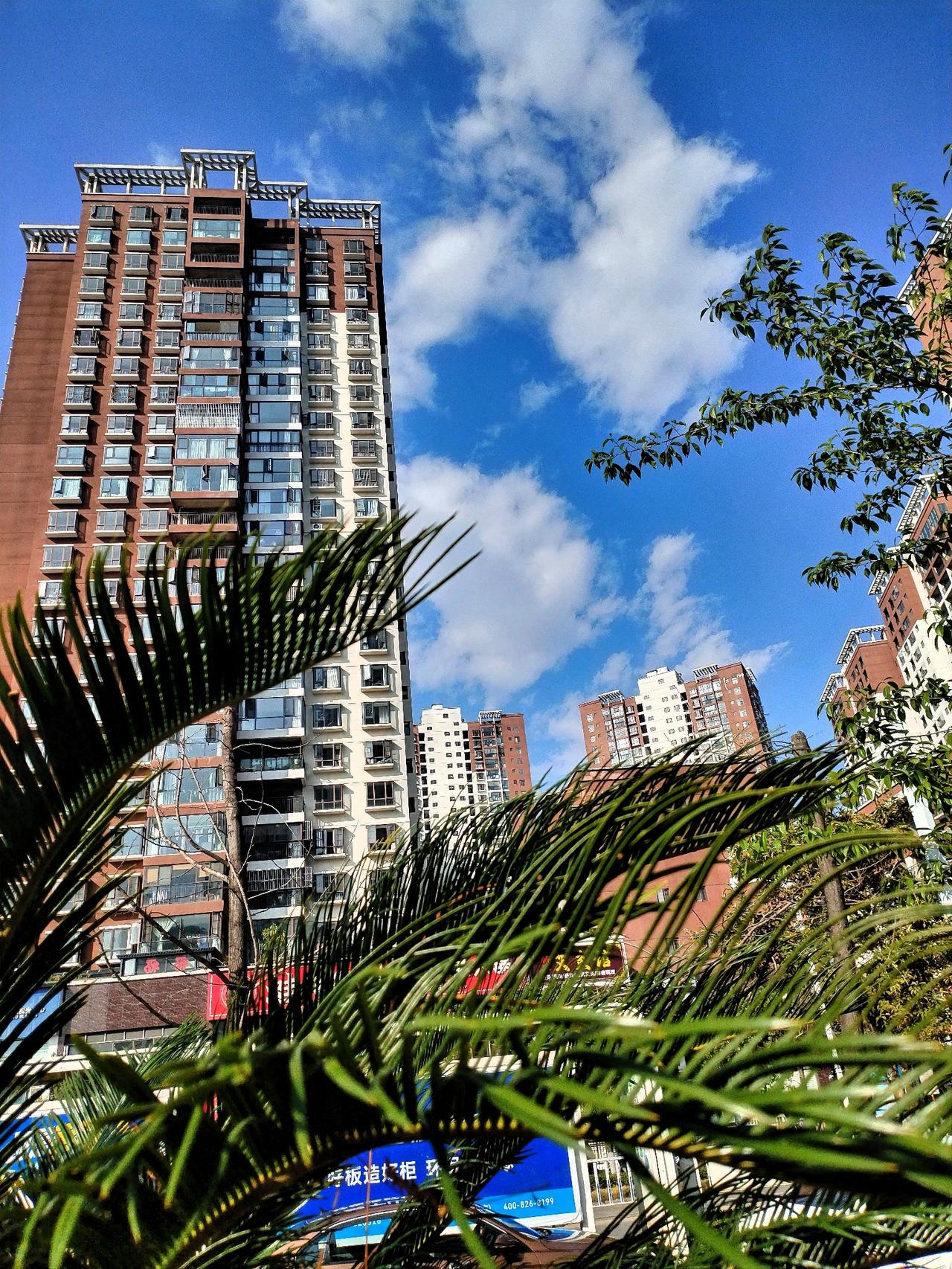 沿着蜿蜒的边境小道前行，国旗的红色格外耀眼。当地的护边员们每天都会沿着边境巡逻，