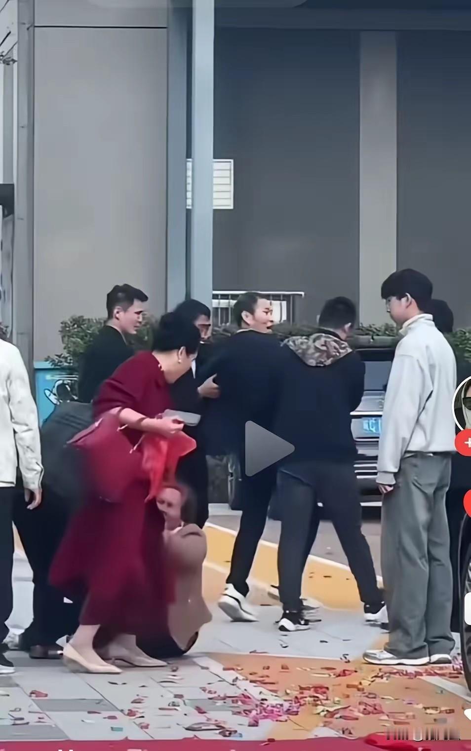 这事儿换谁看了能不气到发抖
欠着别人400多万不还
转头给儿子办婚礼、买车买房，