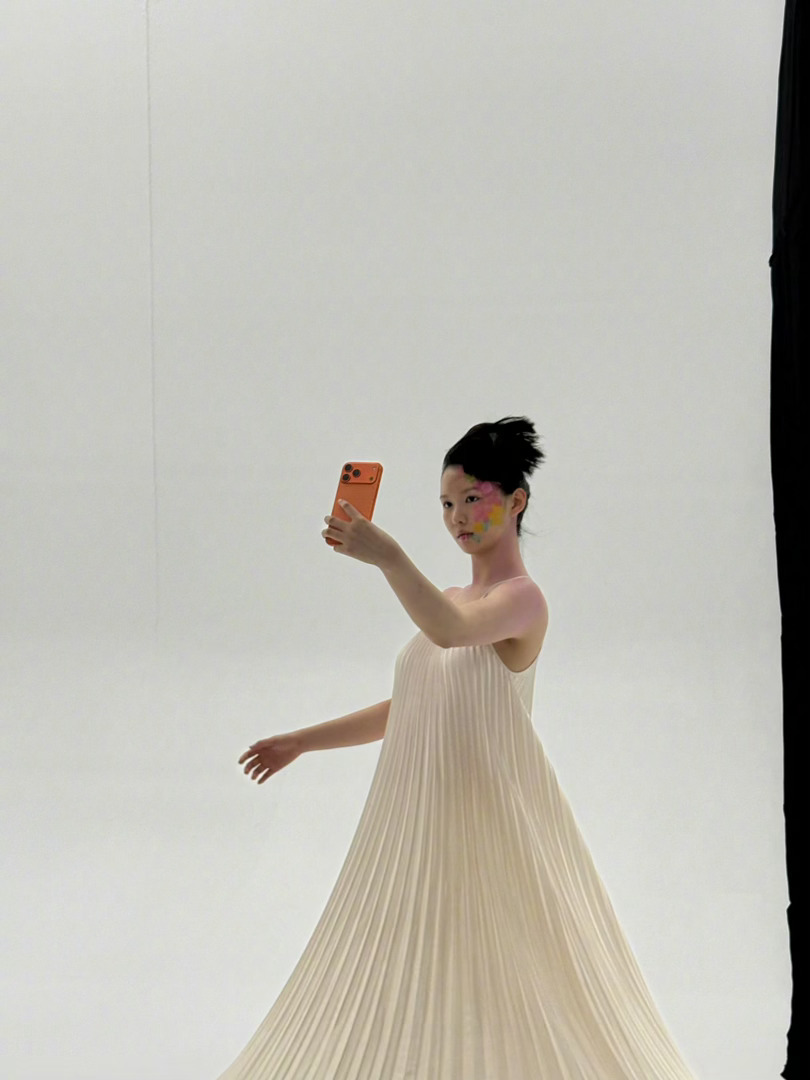 这届00后小花真的太拼了 周子玄的片子有种让人挪不开眼的能力。不是靠夸张的造型博