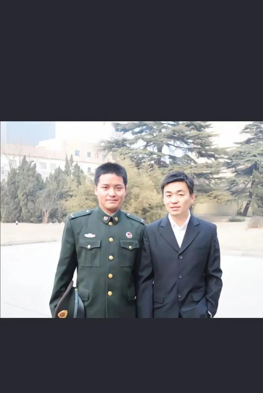 陆军征兵最强宣传大使，士兵突击那年真的好多人冲着宝强去当的兵，太多了
第一次看他