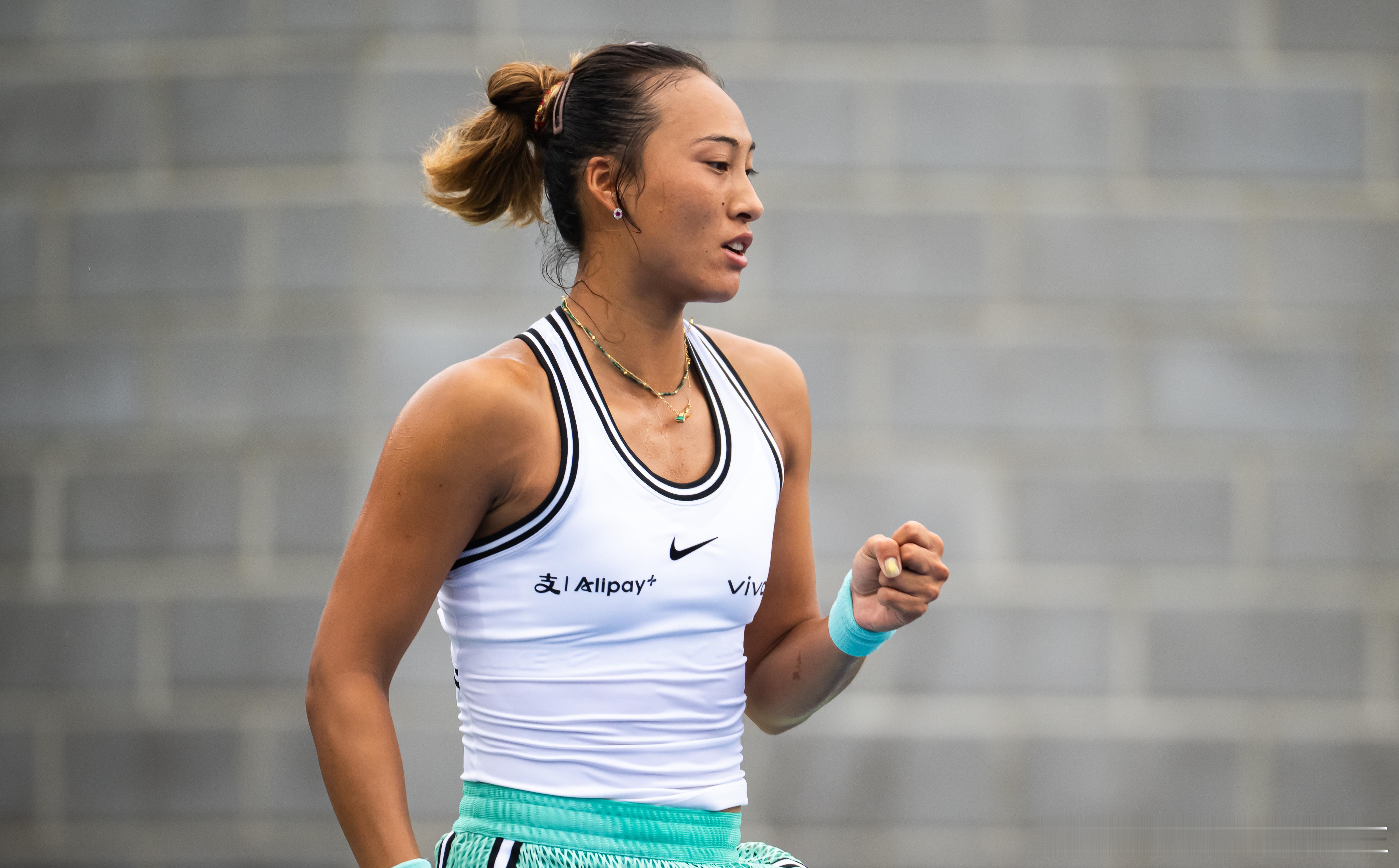 郑钦文逆转晋级美网次轮2026美网女单首轮焦点战，从资格赛突围的郑钦文全场轰出1
