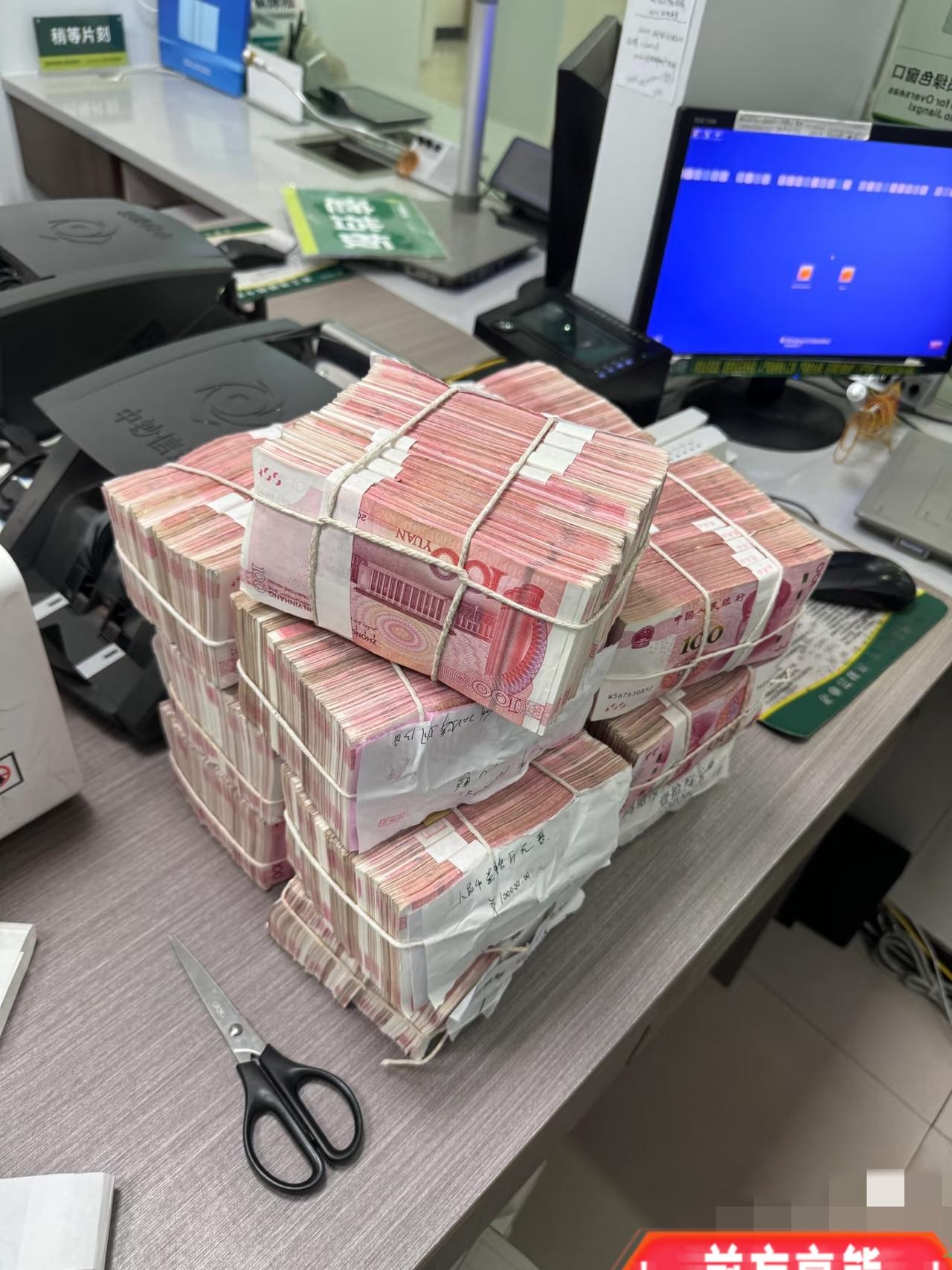 家族群突然炸了！

侄女在银行干了3年，

今天直接喊大家定期到期赶紧取，别再傻