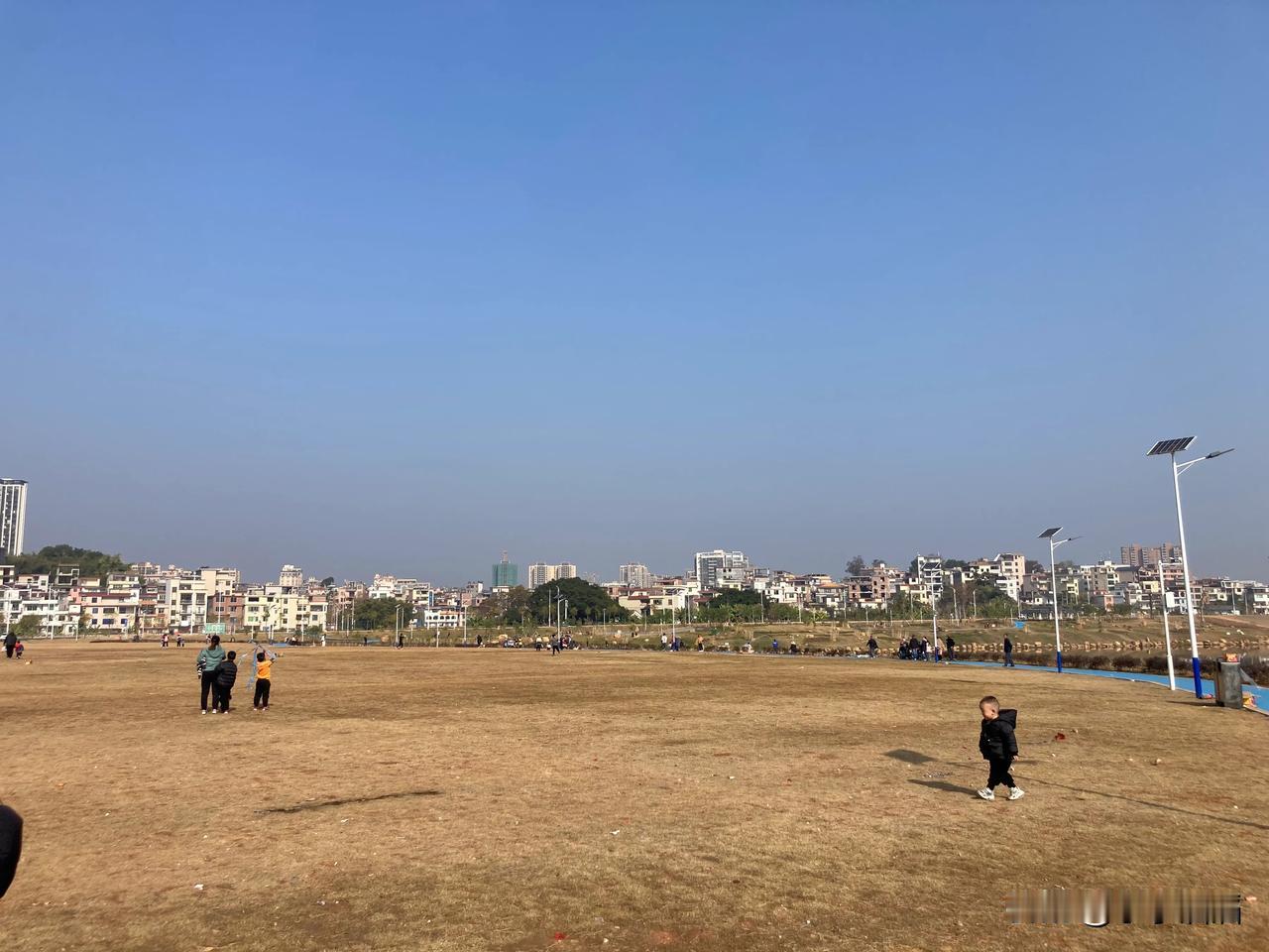 连州人工湖：元旦的悠闲乐园

元旦佳节，连州人工湖就像一颗璀璨的明珠，散发着迷人