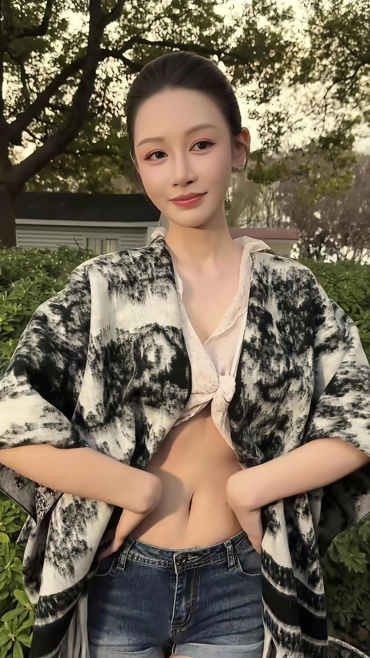 @敏敏💫 @小敏～ 
御姐 温柔风 谁还不是小腰精 大长腿