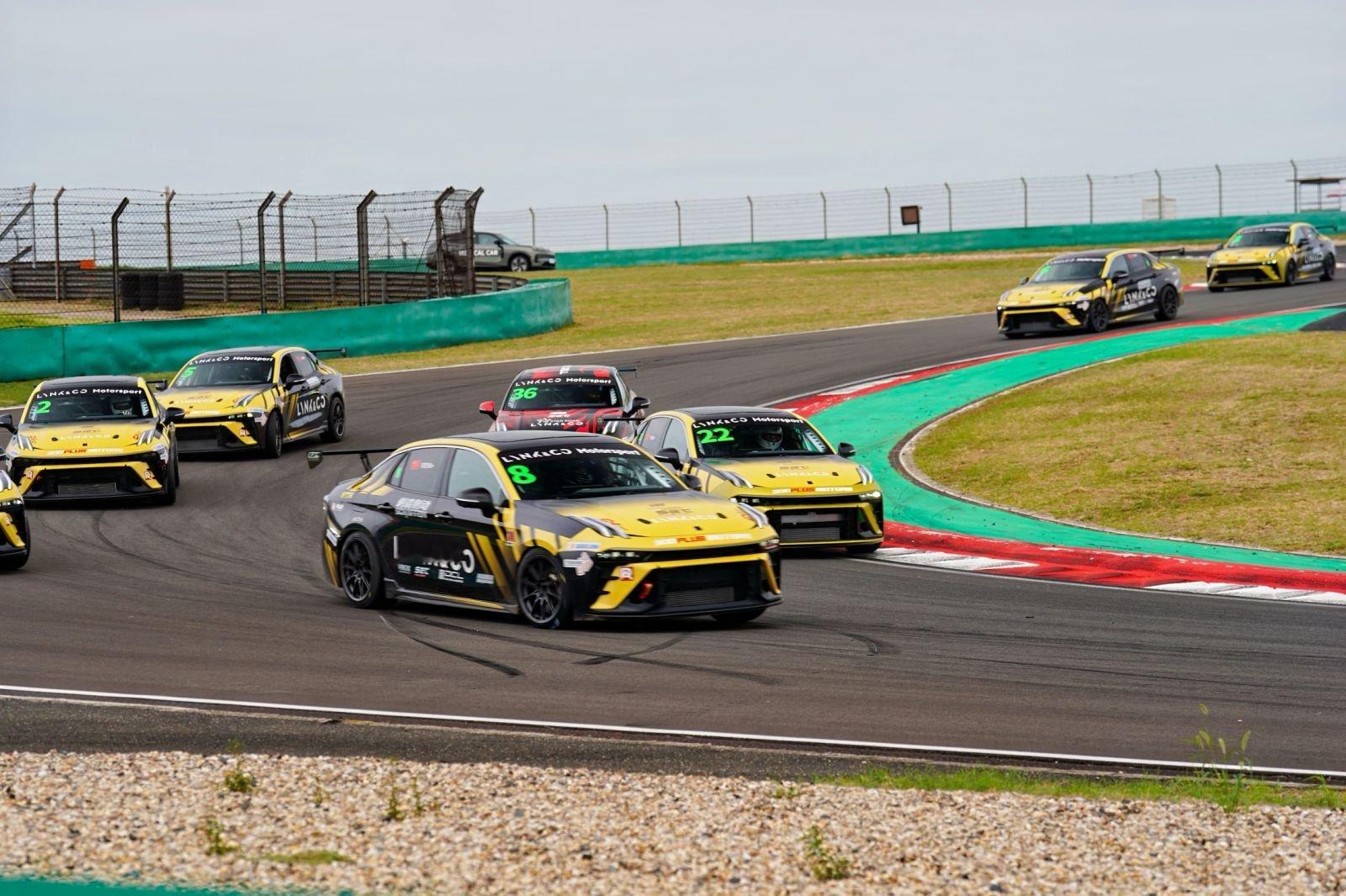 这可不是马路上能见到的量产车！它是咱们中国人自己造出来的真·赛车——领克03+T