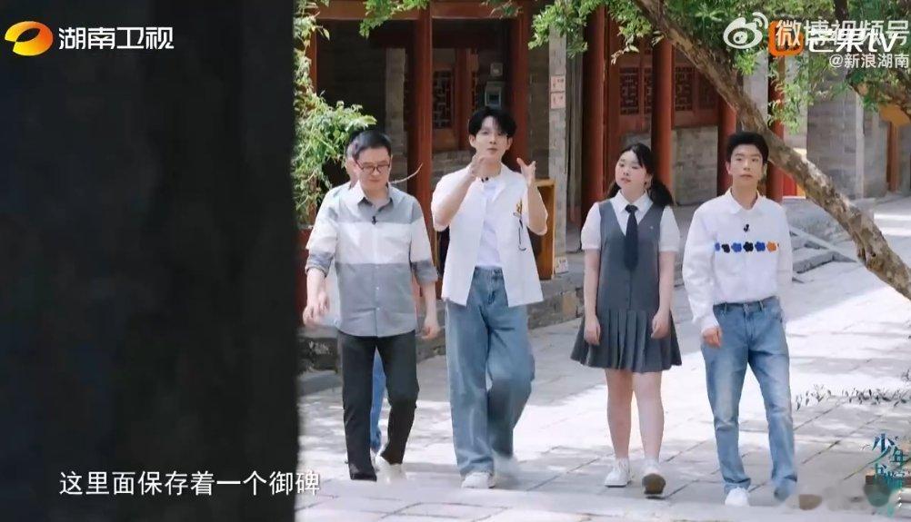 七十多位皇帝打卡河南嵩阳书院刚在书院里瞅见个穿汉服的小哥，恍惚间还以为哪个皇帝穿