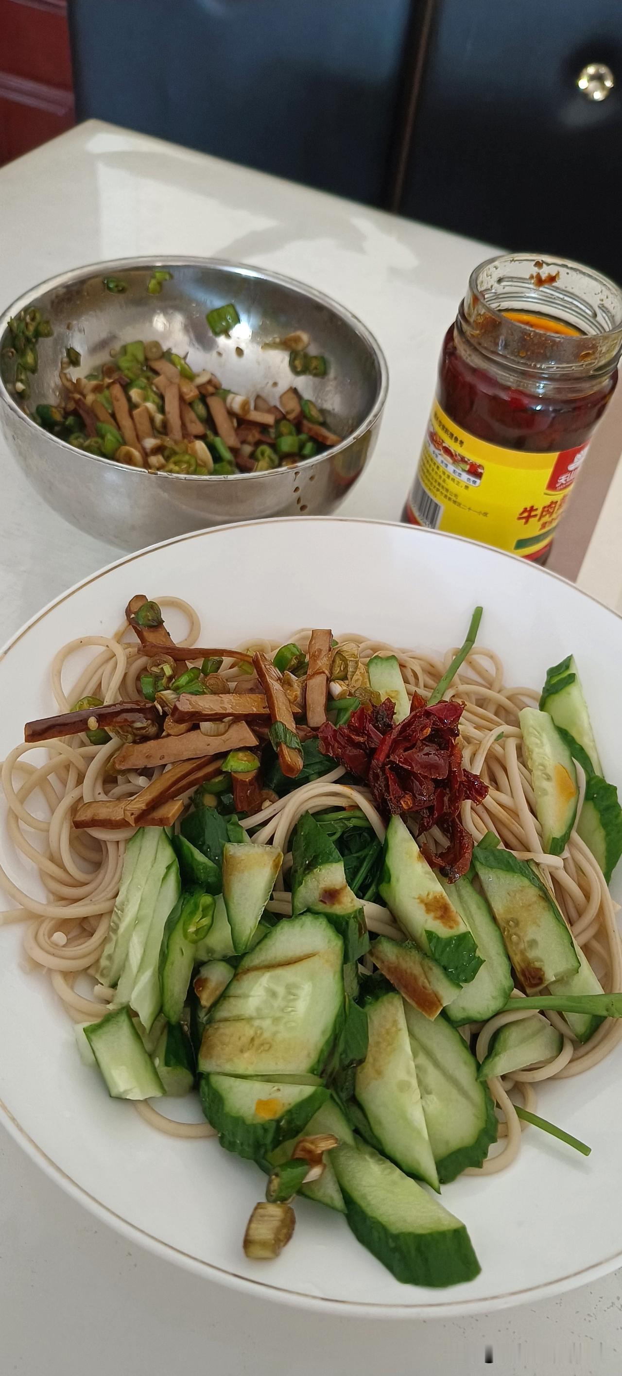 看看我的午餐，新疆拉条子面条。
一个糖尿病人的今天第一顿饭，我感觉吃这些东西应该