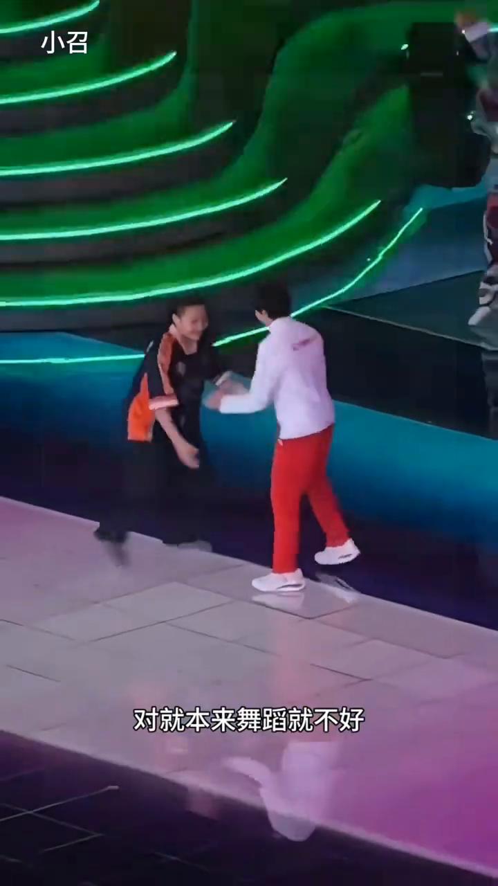 全红婵练习舞蹈动作。
跳的都挺好看的，但是里面像我们这种还是算了。本来舞蹈就不好