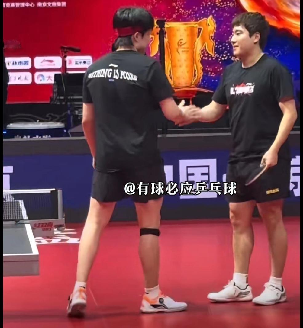 乒超联赛总决赛，
山东魏桥这是聚齐了。
梁靖昆、林昀儒、周启豪、黄友政、王楚钦还