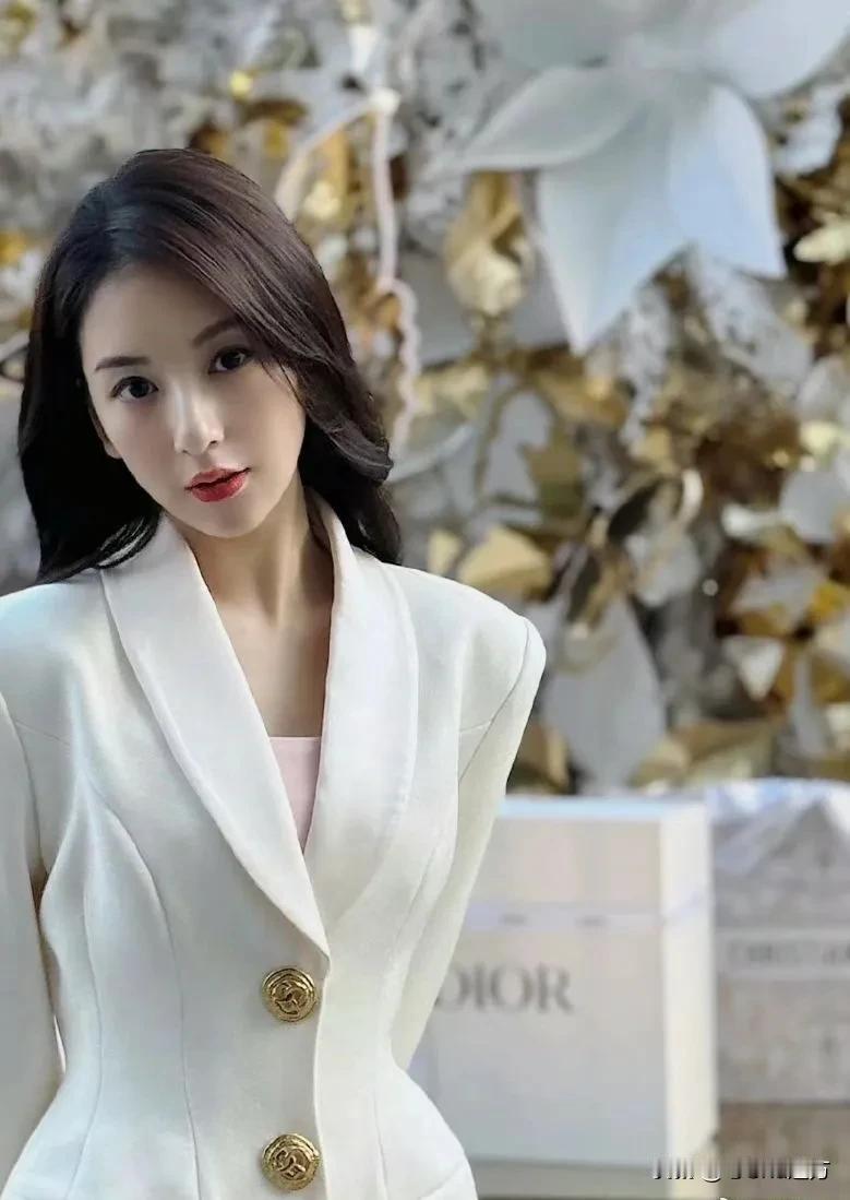 #万能生活指南#
生在天王的家庭一辈子也不会有烦恼吧
郭富城女儿们颜值逆天，大高