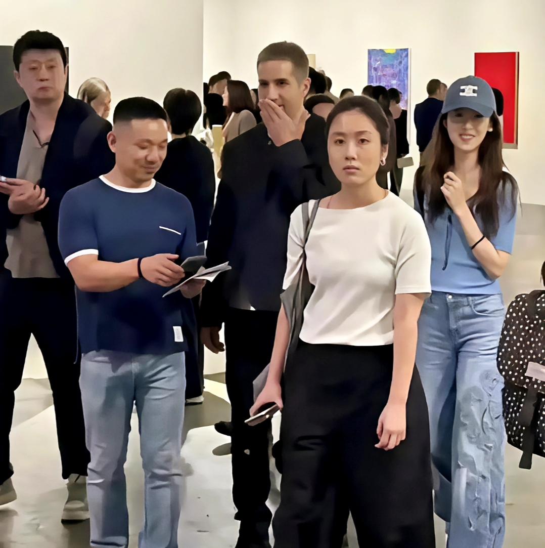 倘若不认识奶茶妹妹，让你挑选谁是刘强东的妻子，多数人是不是会选前面这位身着白色T