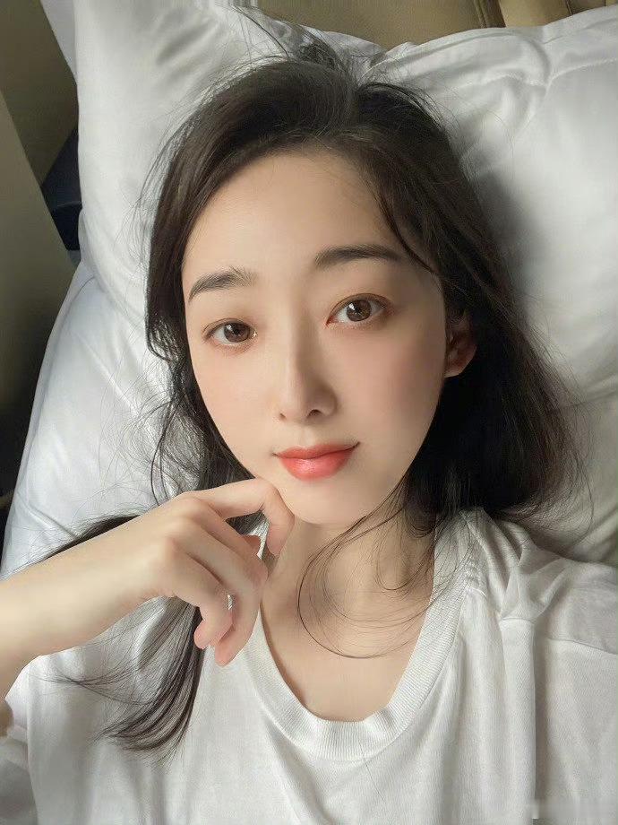 蒋梦婕这个自拍视角真好看啊 ​​​