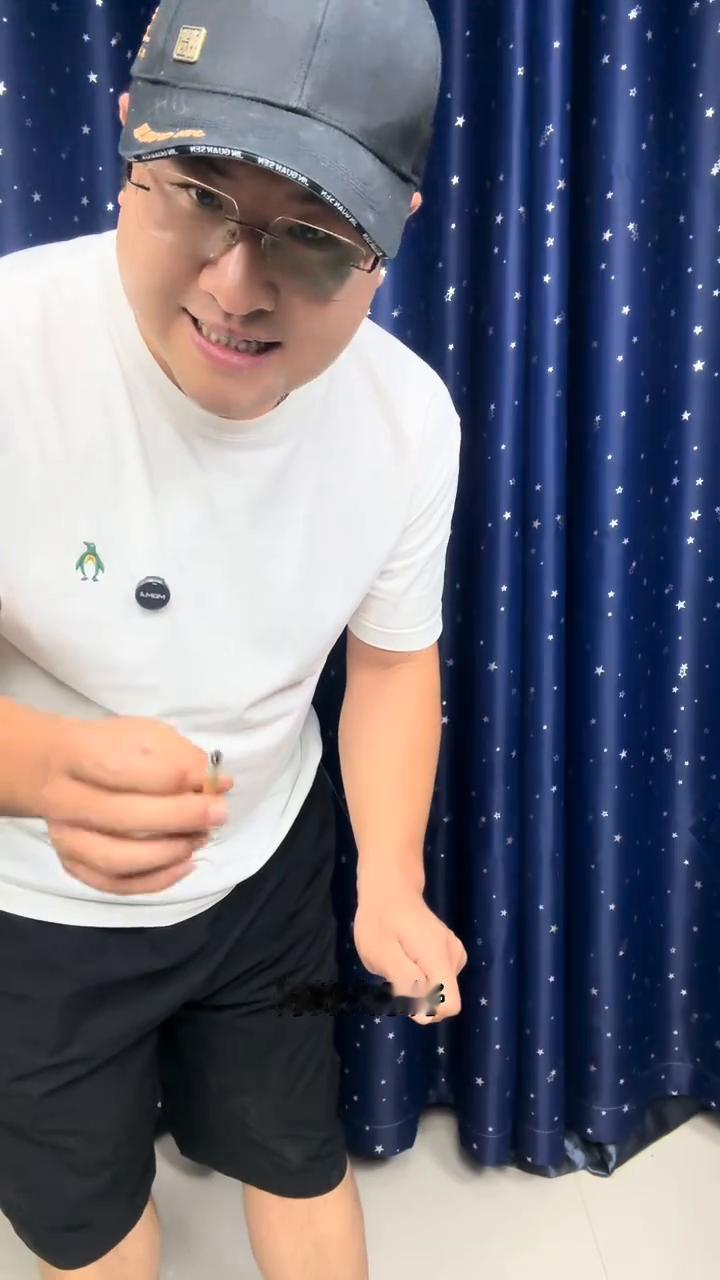 酒吧Ktv露一手，今天终于破解。
大家好，这里有一支点燃的香烟，接下来把香烟塞进
