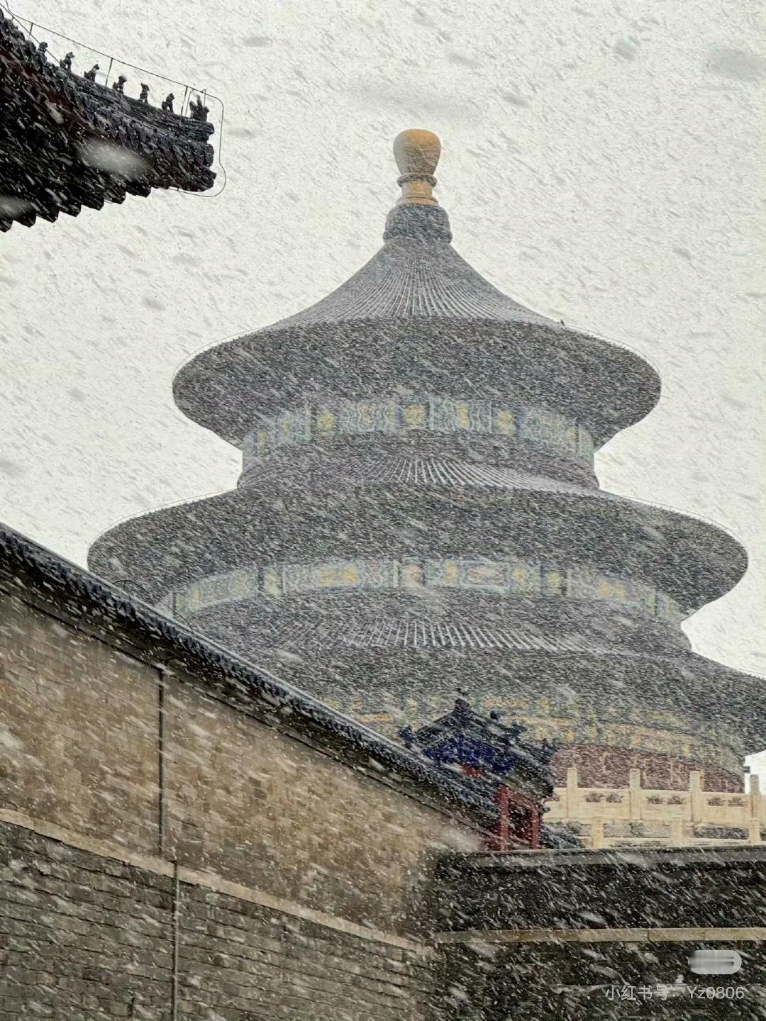 北京下雪当北京初雪簌簌落满檐角，陆虎《雪落下的声音》恰好响起，歌声与雪声无缝契合