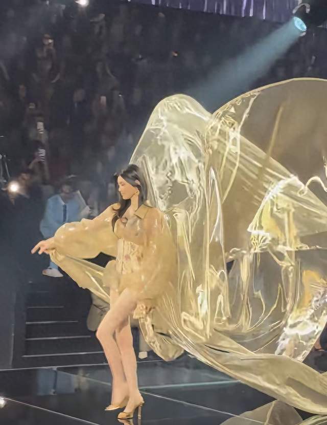 奚梦瑶重返维密秀场，金色薄纱造型惊艳全场
