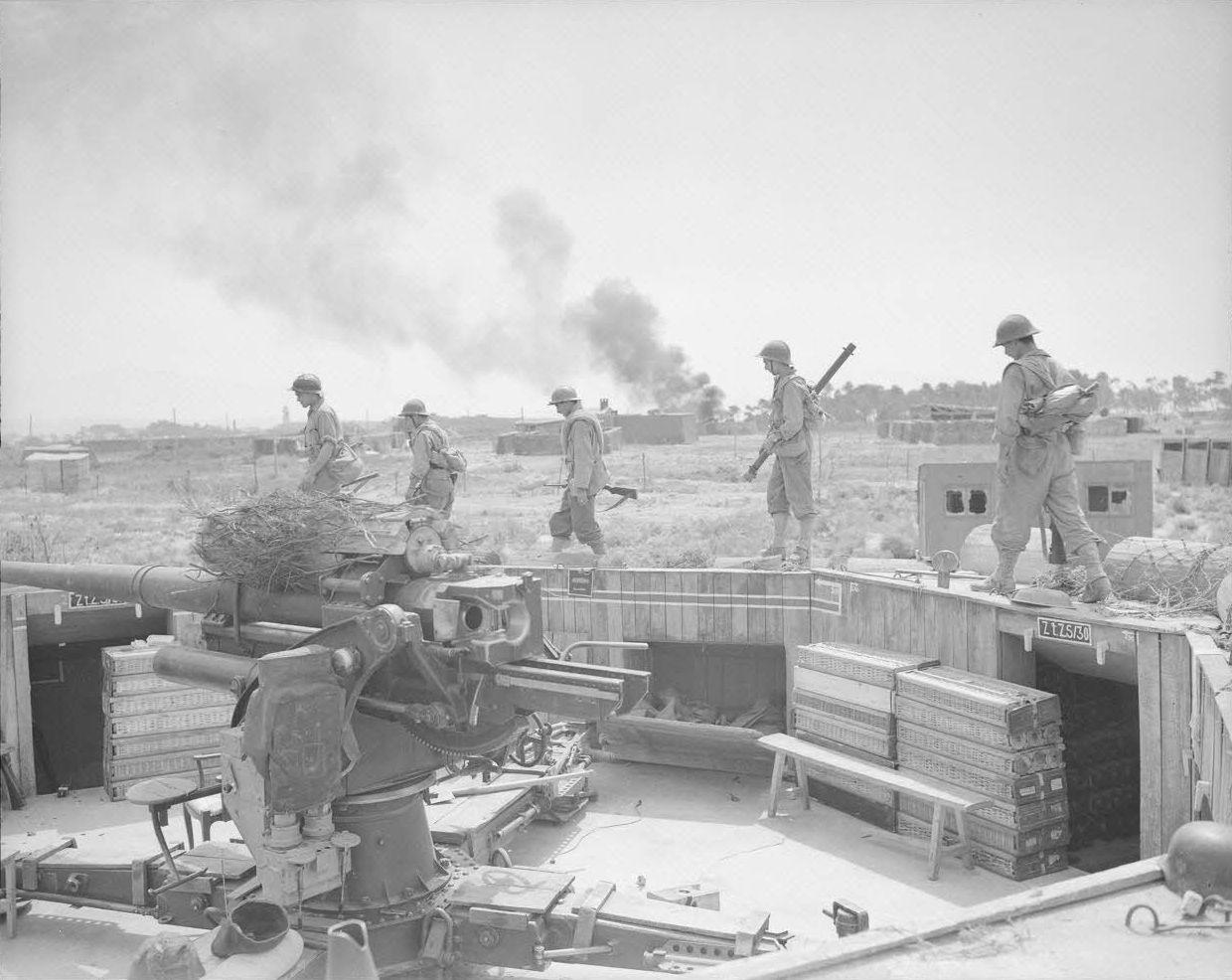 1944 年 8 月 22 日，法国，马赛近郊。“自由法国”的士兵行经一处被德军