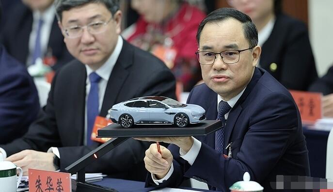 长安汽车19名高管集体增持
最近长安汽车发布了公告，计划自2025年8月12日起