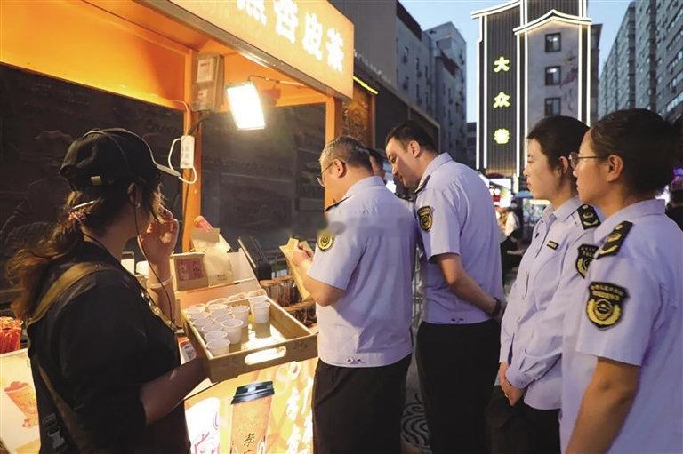 兰州开展夜间消费市场专项巡查兰州市市场监管局组织市县两级开展夜间巡查，针对夜市、