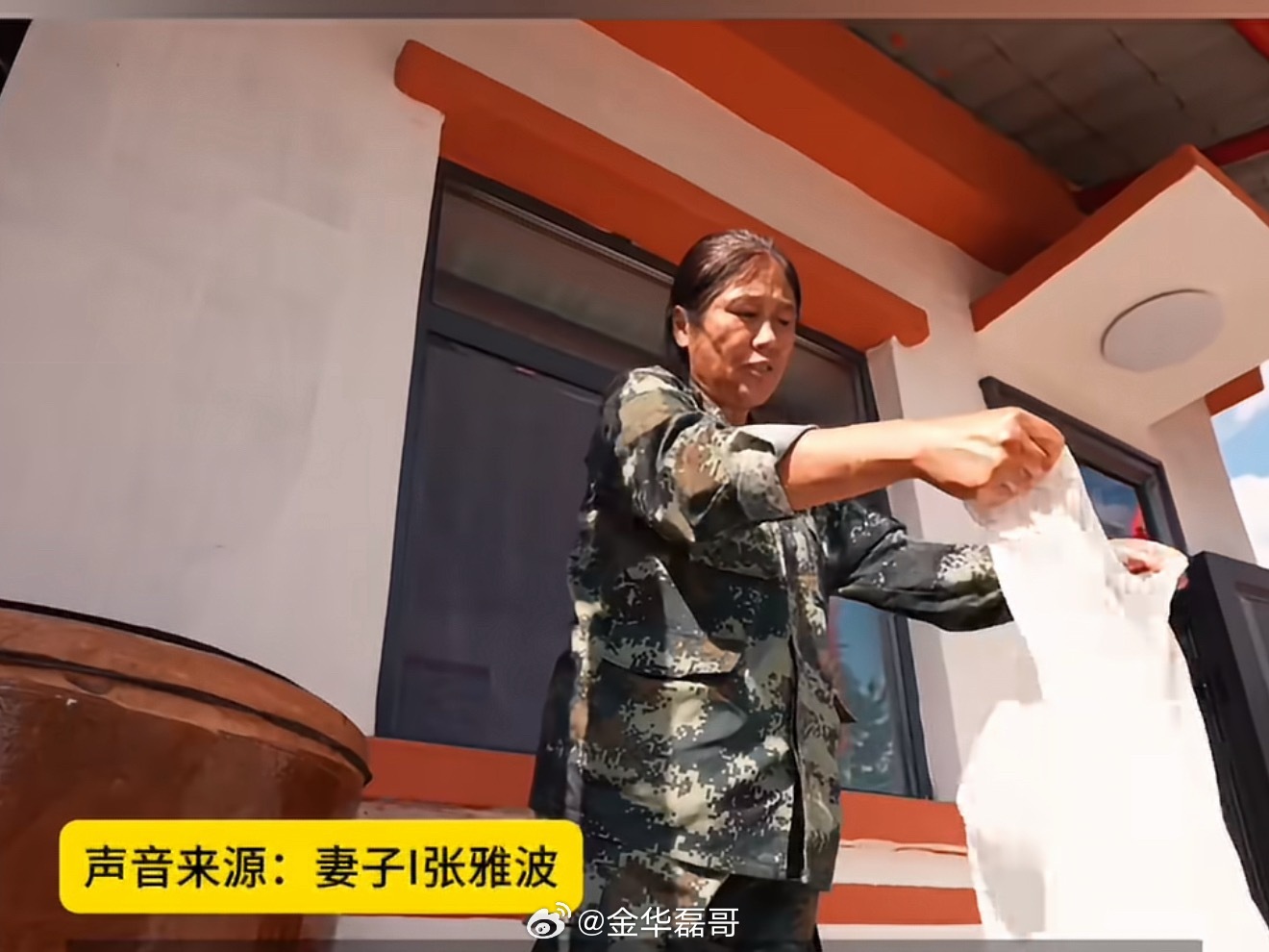 妻子退休后进山陪丈夫守林12年12年陪伴，不是轰轰烈烈，而是你在塔上守护林海，我