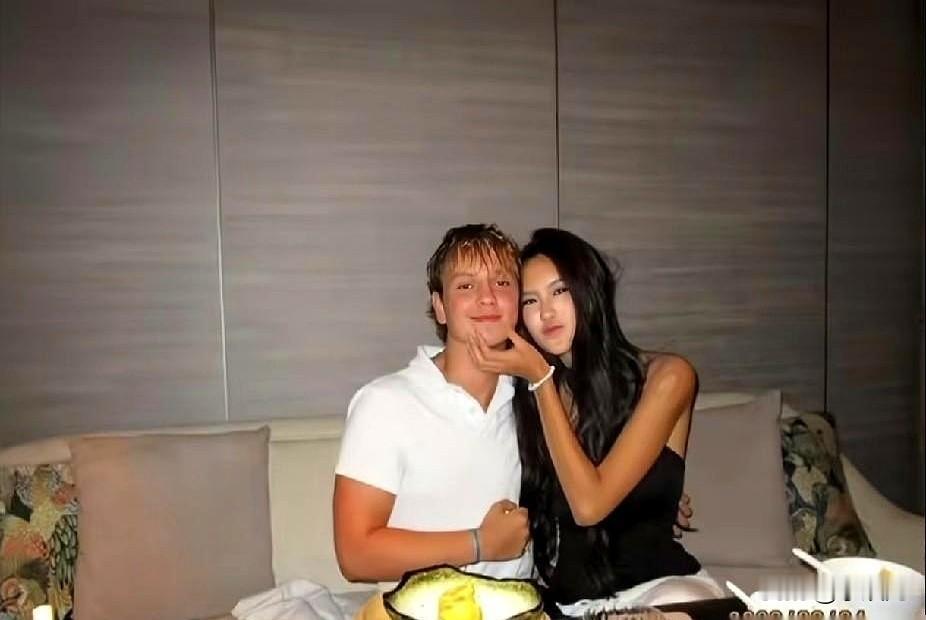钟丽缇的小女儿考拉在社交平台上高调秀出了男友。

16岁的小丫头跟男朋友搂搂抱抱