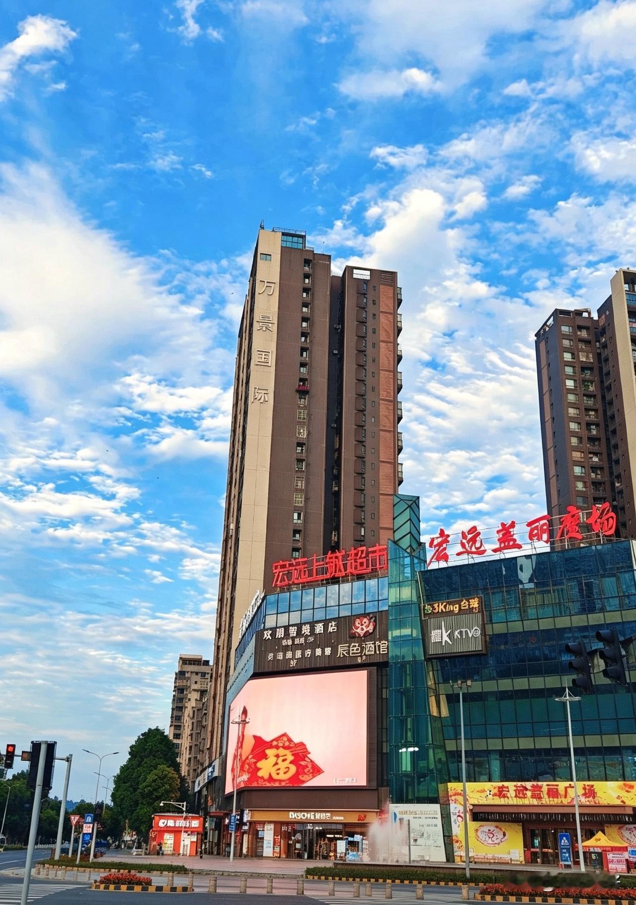 “口红效应”这热搜，放在咱们眉山街头，每天都在上演。

大白话讲就是：大家手头收