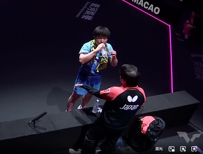 笑死我了！程靖淇说：张本智和打的好的时候，局间会给教练岸川圣也再讲一遍，自己是怎