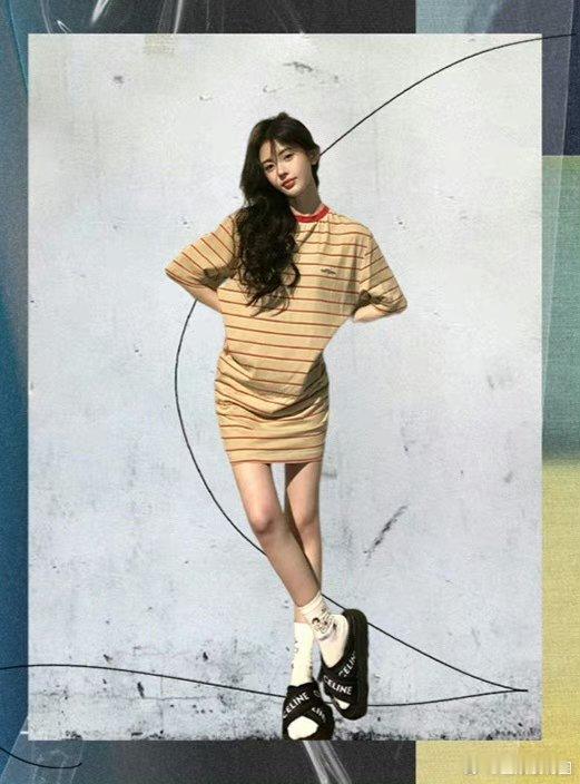 鞠婧祎这个条纹裙的照片真的很慵懒诶[哇][哇][哇]身高直接视觉感觉1米7多了呢