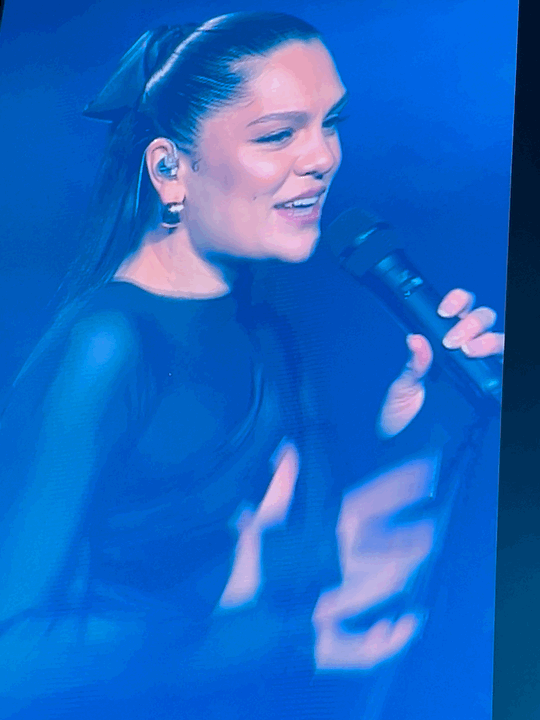 今晚林志炫也去看了结石姐成都演唱会！又当三星堆讲解，又看Jessie J演唱会，
